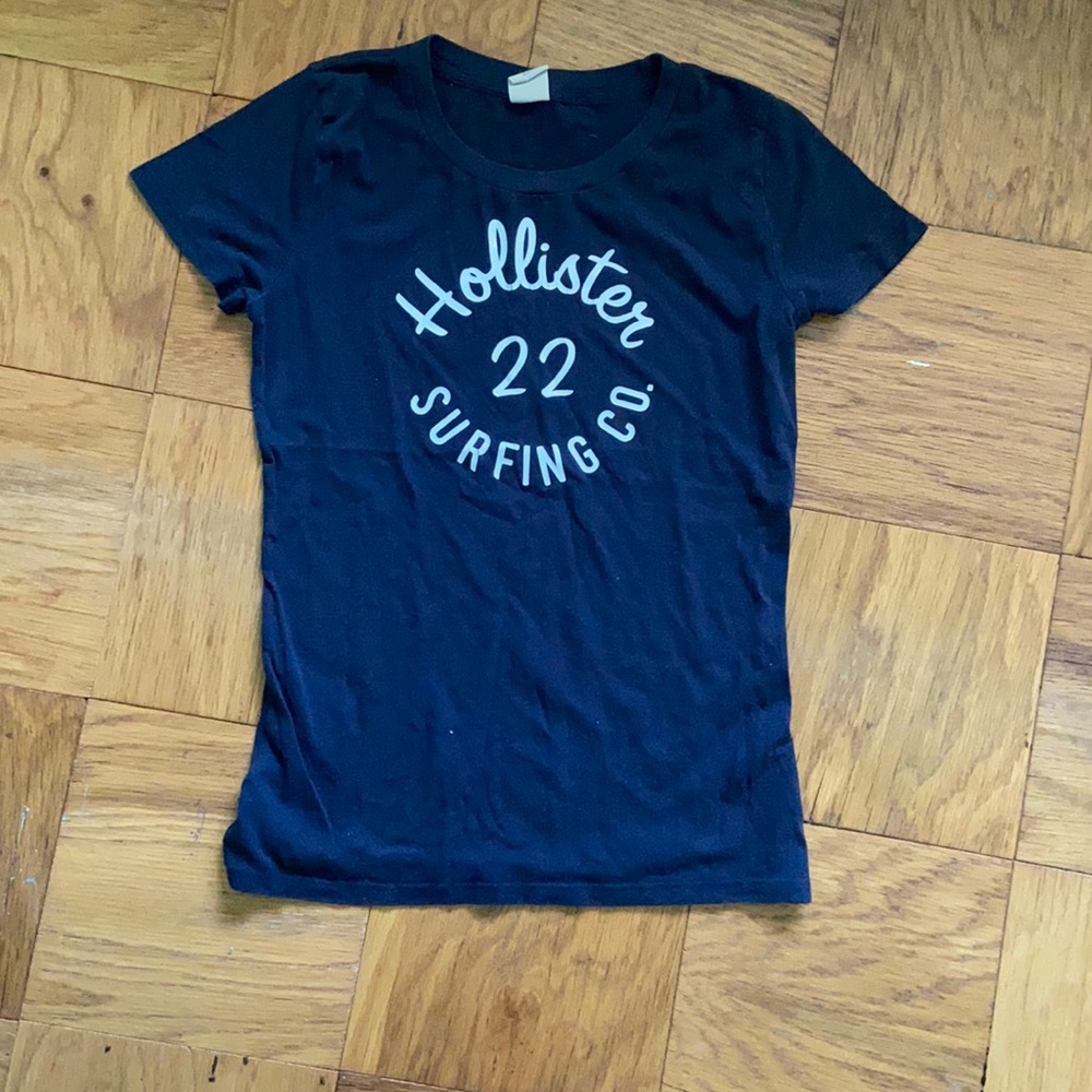 hollister 22’ surfing co. tee!!